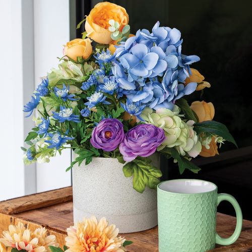 by_ranunculus-cabbagerose-hydrangea-astrantia-downy